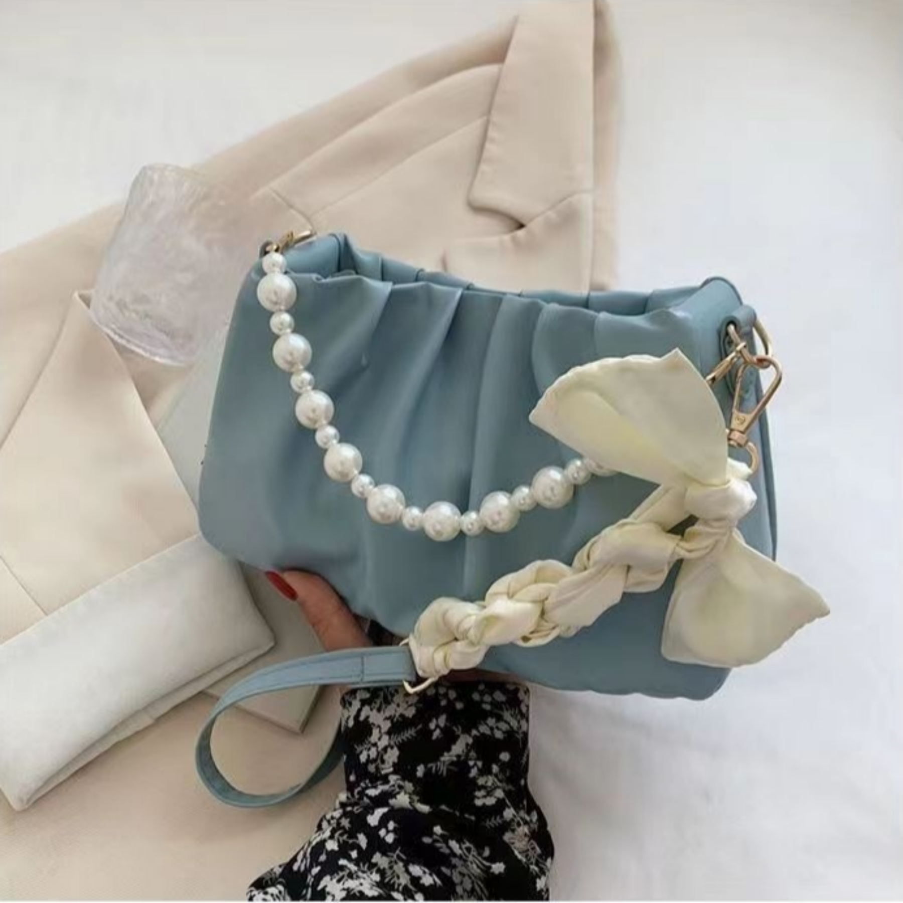 Perlen-Schultertasche für Damen ⎜ Elegante Handtasche mit Rüschen und luxuriösem Satin-Tragegriff