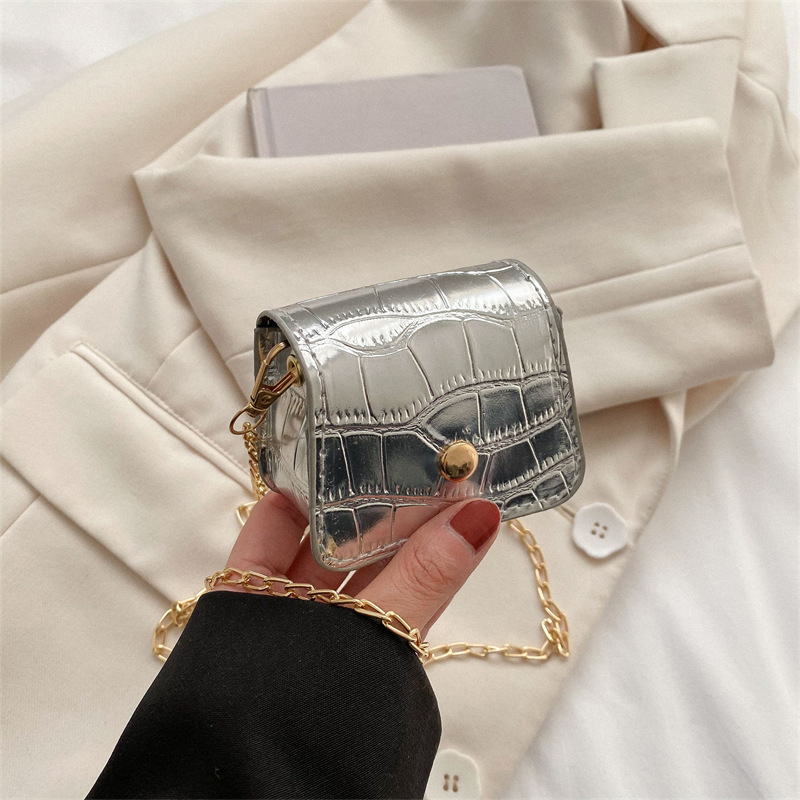 Mini Umhängetasche für Damen ⎜ Modisches Design mit Kettenriemen und glänzendem Lederfinish