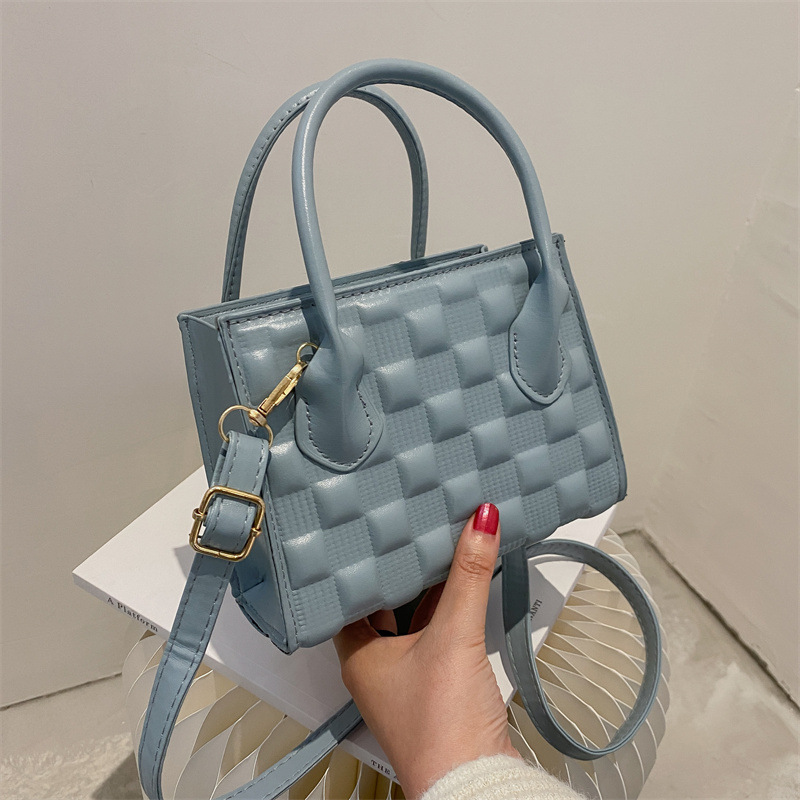 Kleine Umhängetasche für Damen ⎜ Elegante Retro-Tasche im modernen Korbmuster aus Kunstleder
