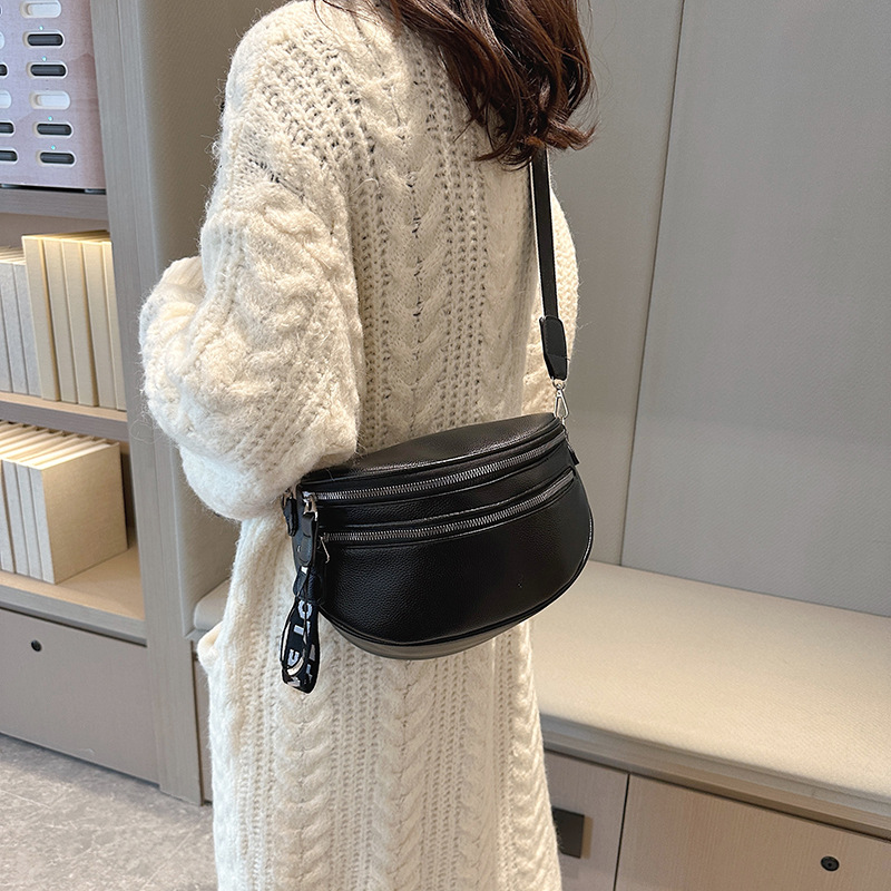 Bauchtasche für Damen aus Kunstleder ⎜ Stylische Umhängetasche mit Extra-Etui für Alltag und Freizeit