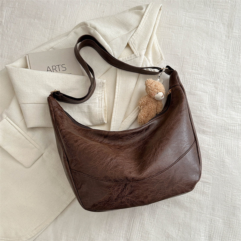 Damen Umhängetasche ⎜ Lässige Schultertasche mit Weichem Design und Abnehmbarem Teddy-Anhänger