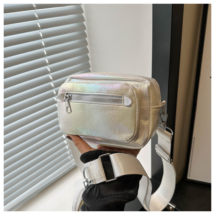 Umhängetasche für Damen ⎜ Kompakte Schultertasche mit breitem Trageriemen für Alltag, Büro und Freizeitlooks