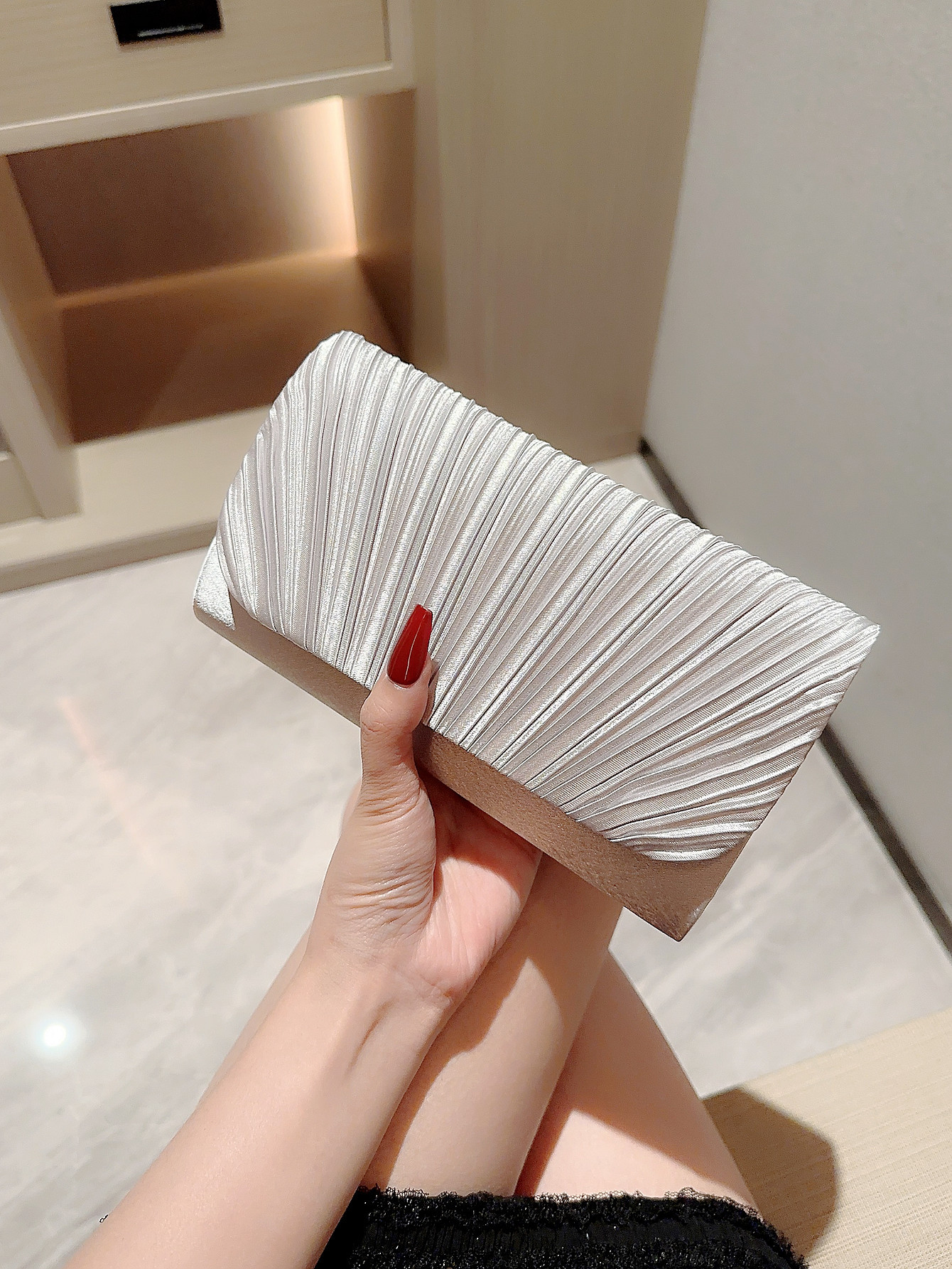 Kleine Clutch für Damen ⎜ Elegante Handtasche mit glänzendem Design für besondere Anlässe