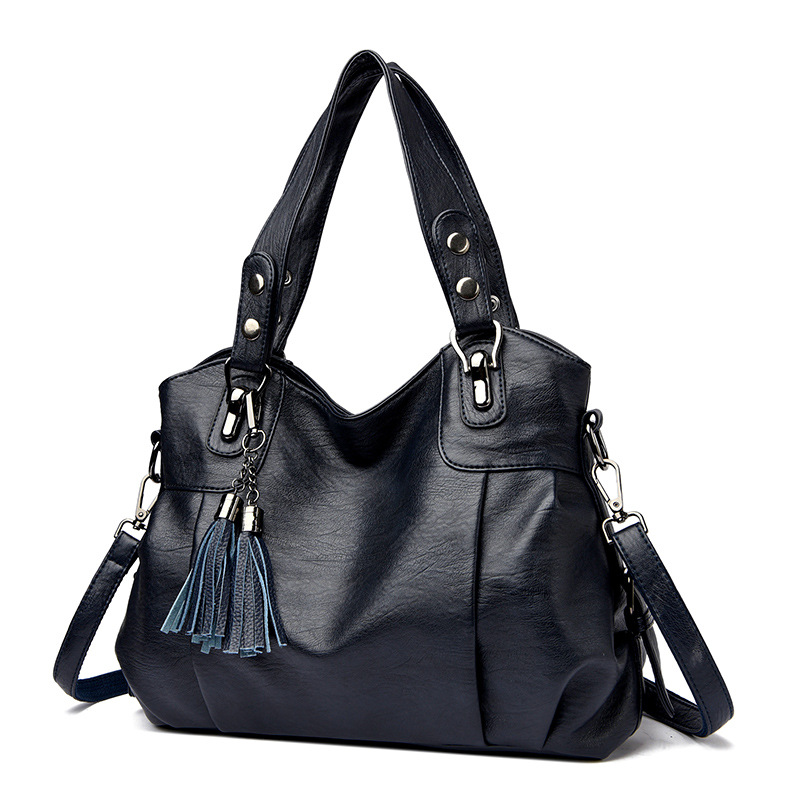 Handtasche für Damen ⎜ Weiche Schultertasche in Lederoptik mit Quastenanhänger und viel Stauraum