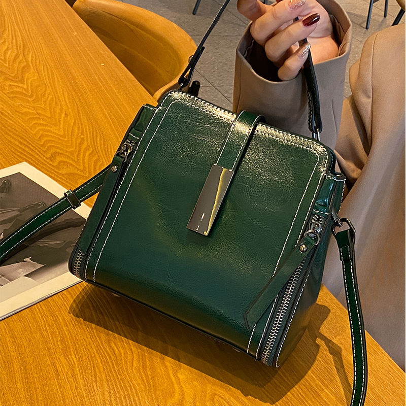 Damen Schultertasche aus Echtleder ⎜ Elegante Umhängetasche für Alltag und Büro mit Kurzgriff und Reißverschluss