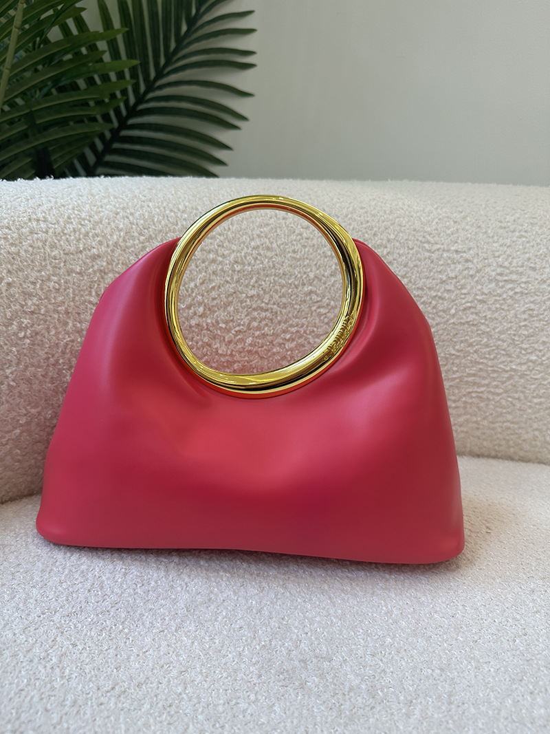 Handtasche mit Metallring ⎜ Weiche Lederoptik Tasche zum Handtragen mit modernem Design und praktischem Griff