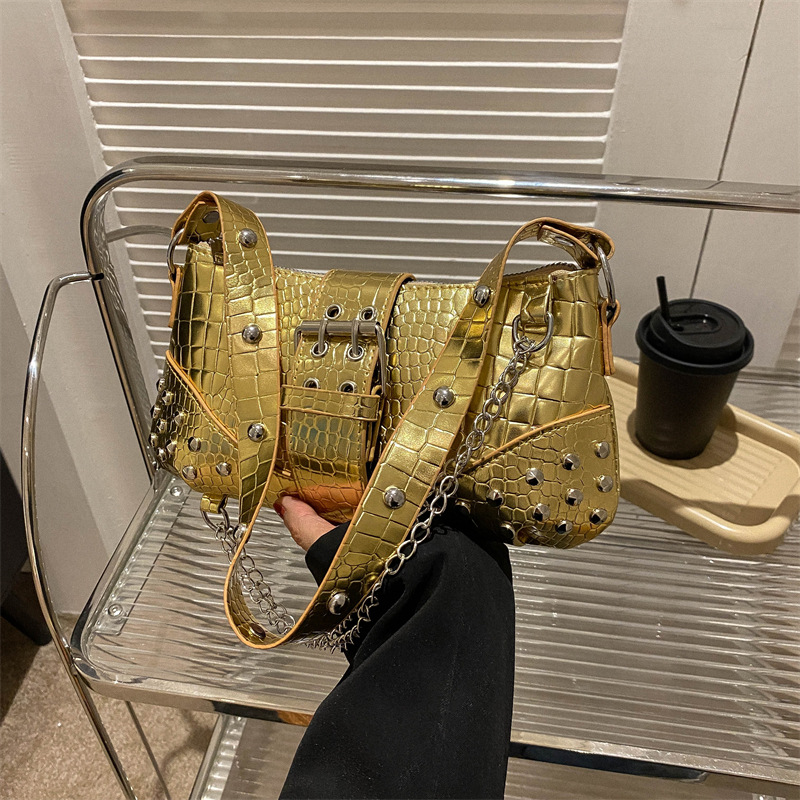 Modische Damen Schultertasche ⎜ Robuste Umhängetasche mit Kroko-Prägung, Nieten und Kettenriemen
