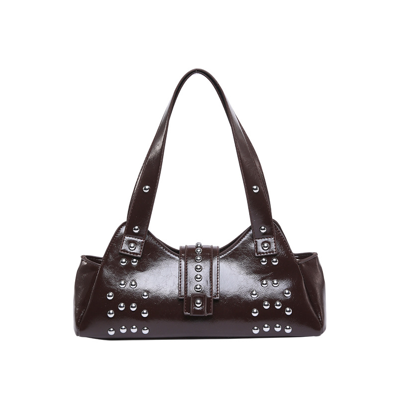 Schultertasche für Damen ⎜ Glänzende Armtasche aus Leder mit Nieten für Streetstyle und Alltag
