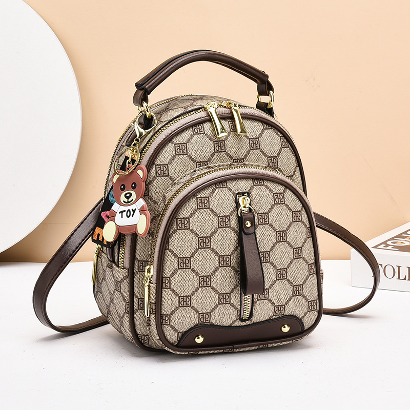Rucksack für Damen ⎜ Modischer Tagesrucksack mit Anhänger und viel Stauraum