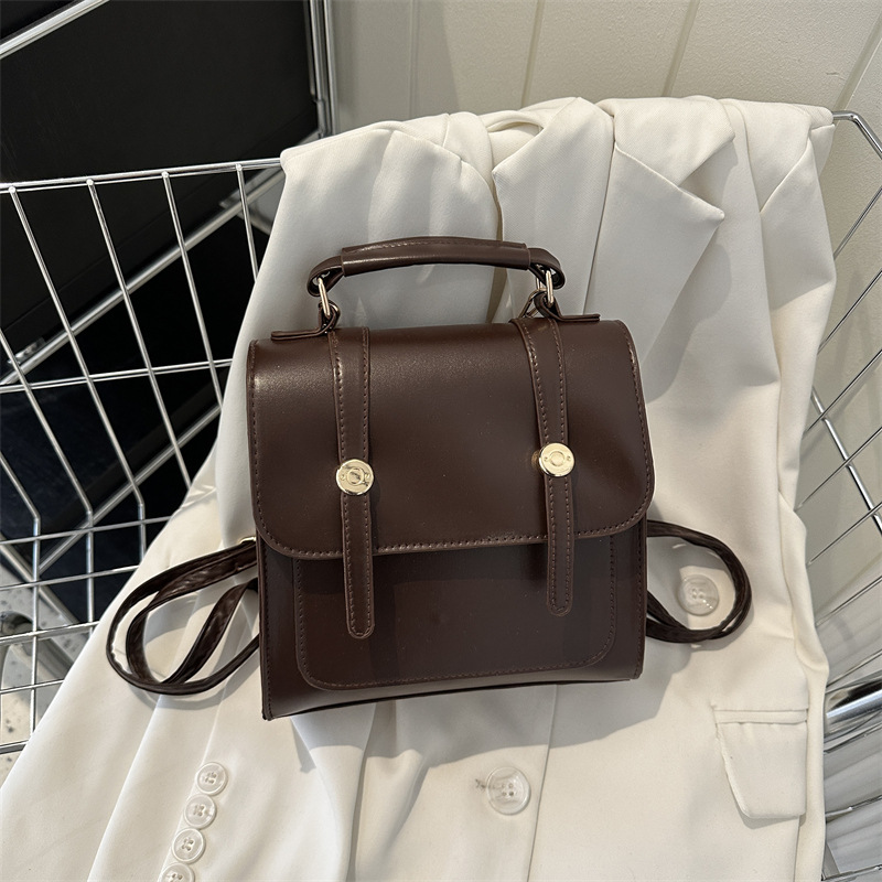 Damen Rucksack in Lederoptik ⎜ Stylischer Mini-Rucksack mit Tragegriff und Anhänger für Alltag und Freizeit