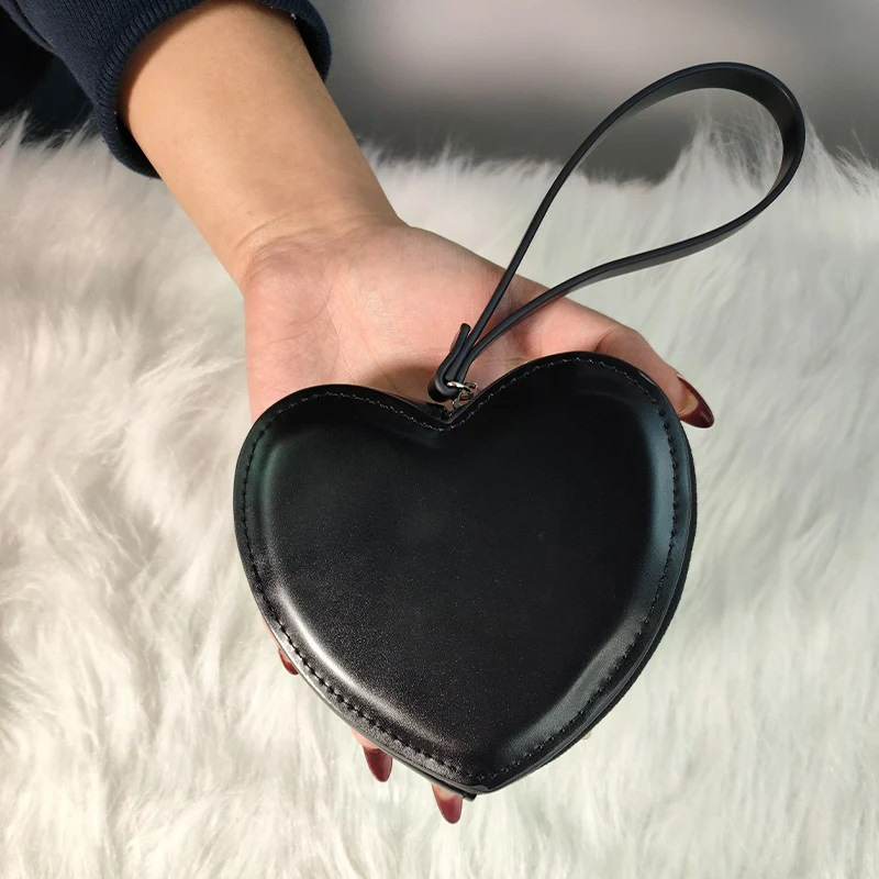 Mini-Handtasche für Damen ⎜ Herzförmige Wrist-Bag mit Handschlaufe für unterwegs und besondere Anlässe