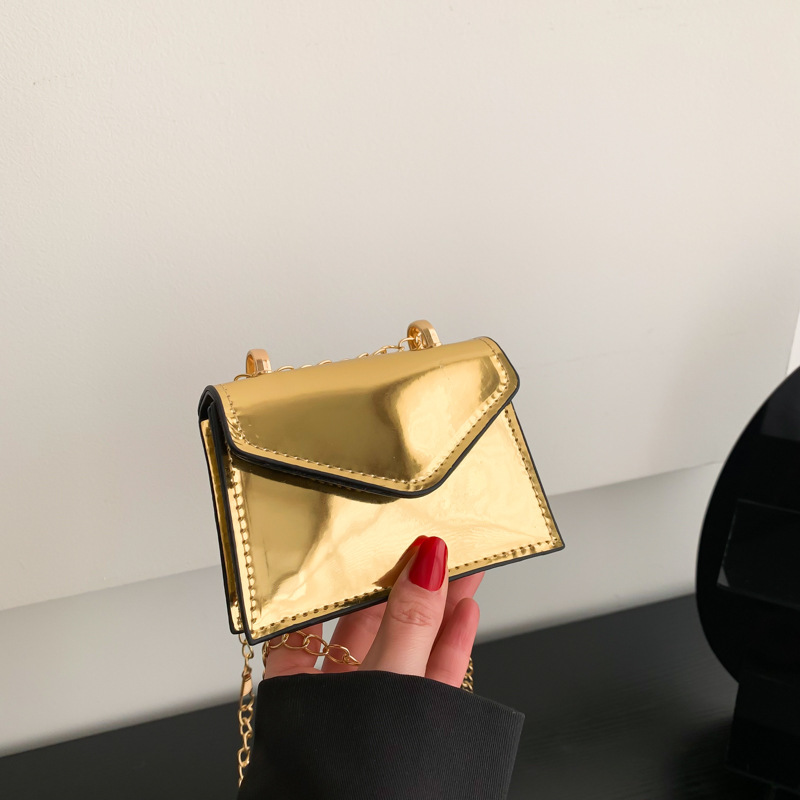 Mini Tasche für Damen ⎜ Glänzende Umhängetasche mit Kette für Lippenstift und Kleinigkeiten
