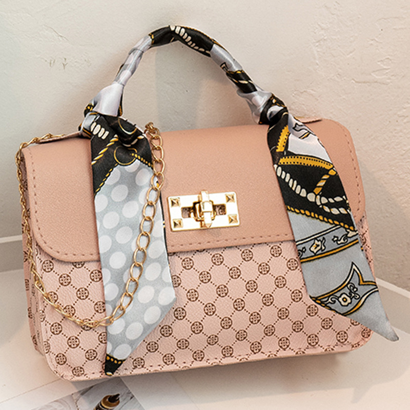 Schultertasche für Damen mit Kettengurt ⎜ Modische Handtasche mit Seidenschal-Detail für Freizeit und Stadtbummel
