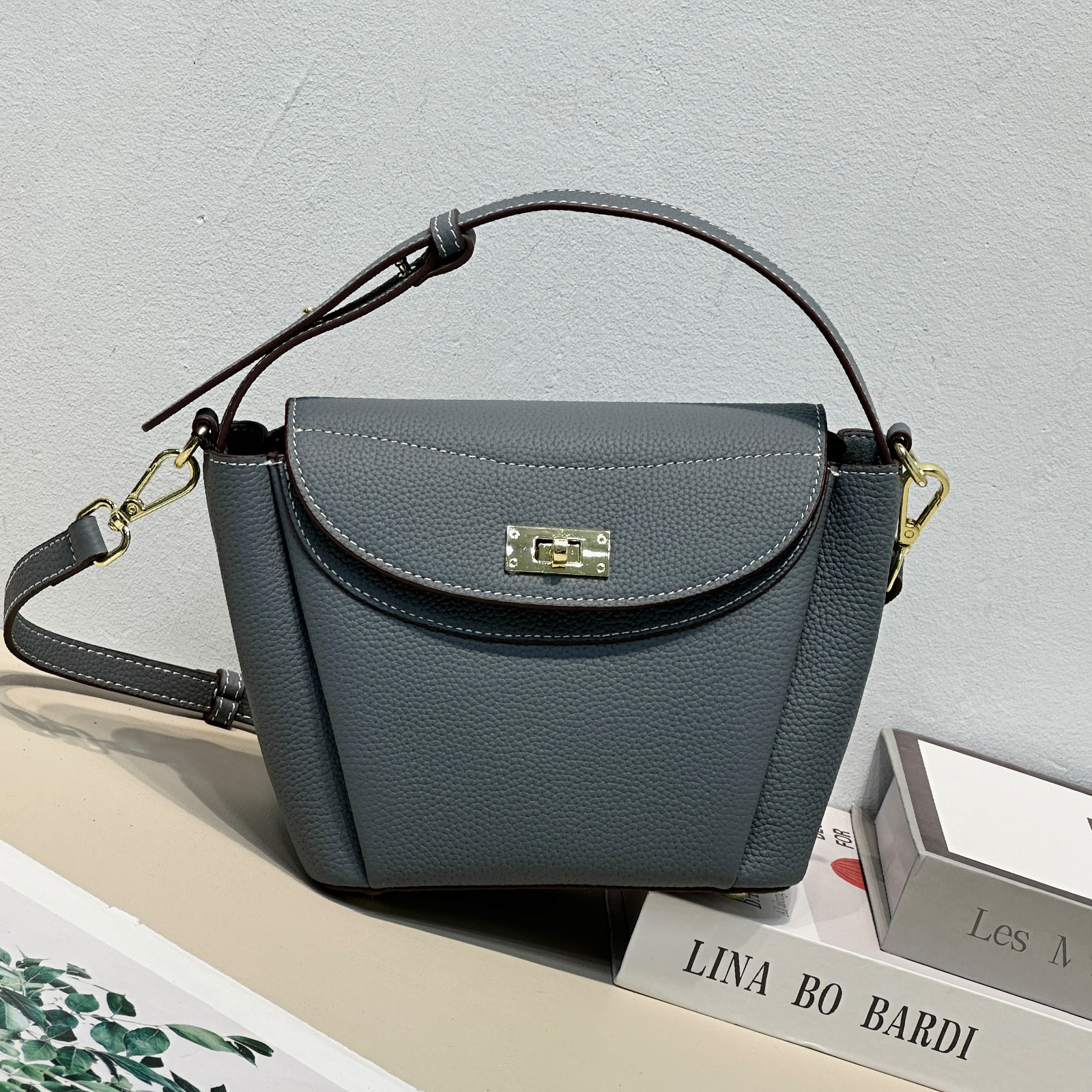 Schultertasche für Damen in Pastellfarbe ⎜ Elegante Umhängetasche mit Drehverschluss für Alltag und Ausgehen