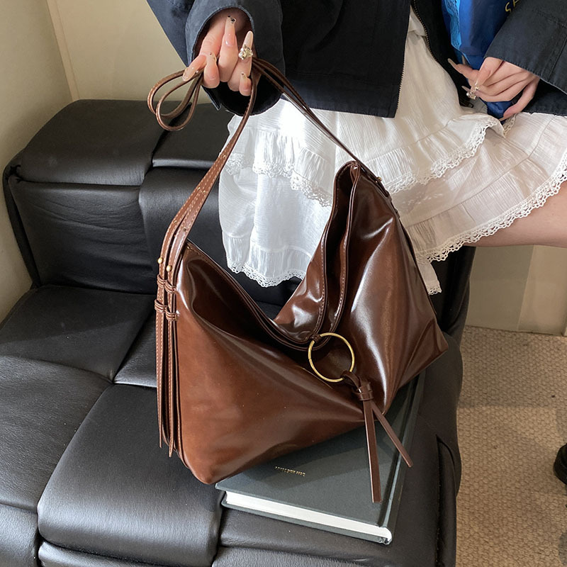Damen Schultertasche aus Kunstleder ⎜ Große Hobo Bag mit Ringdetail für Alltag und Freizeit