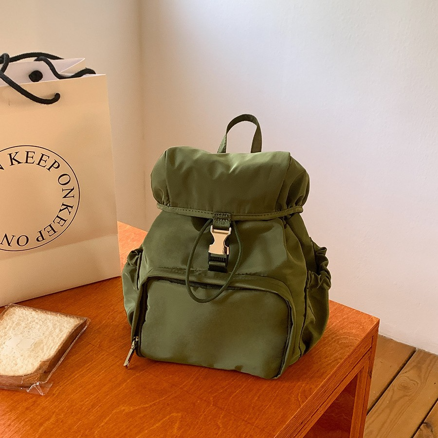 Damen Rucksack aus Nylon ⎜ Leichter Freizeitrucksack in kompakter Größe mit Seitentaschen für Alltag & Schule