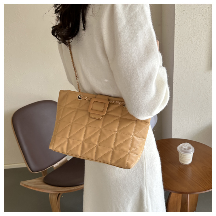 Schultertasche für Damen ⎜ Trendige Handtasche im Karo-Design mit goldener Kettenverzierung