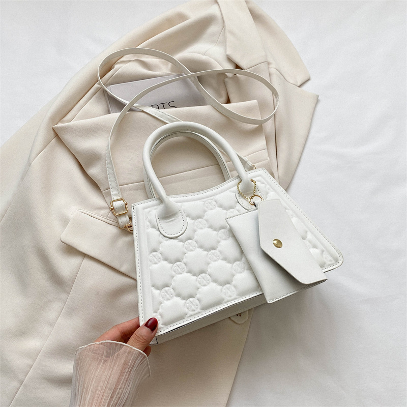 Kleine Umhängetasche für Damen ⎜ Modische Handtasche im quadratischen Design mit praktischer Vorder-Tasche
