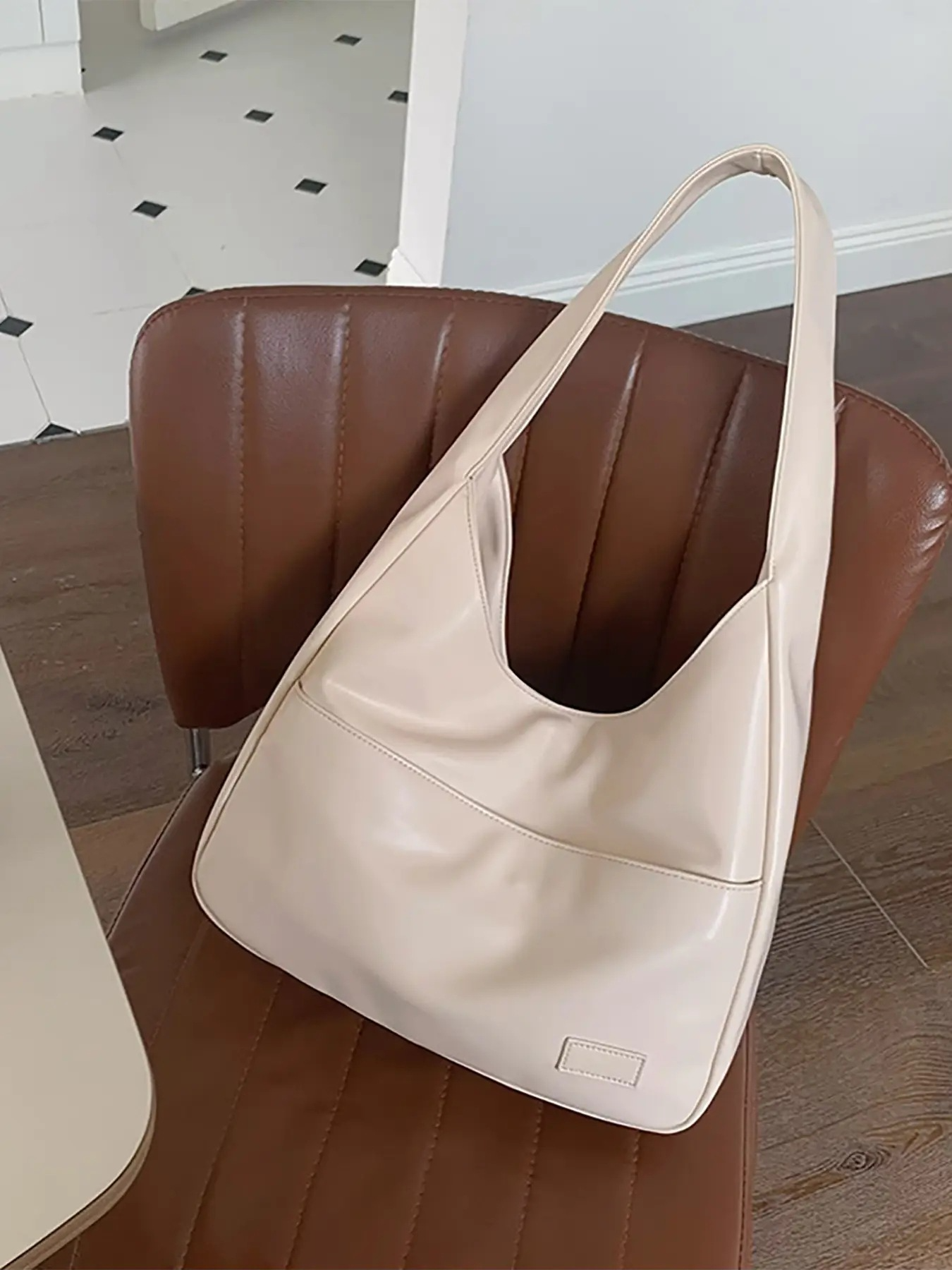 Damentasche im Hobo-Stil ⎜ Geräumige Schultertasche aus Leder für den Alltag und Büro