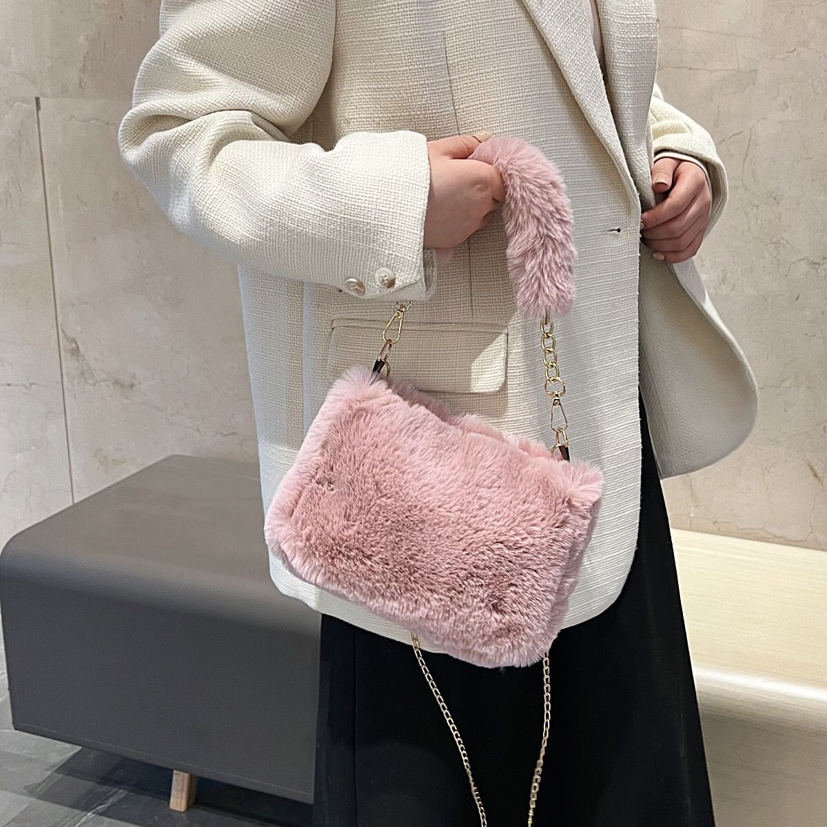 Plüsch Schultertasche für Damen ⎜ Kuschelige Umhängetasche mit Perlenkette für Winter und Alltag