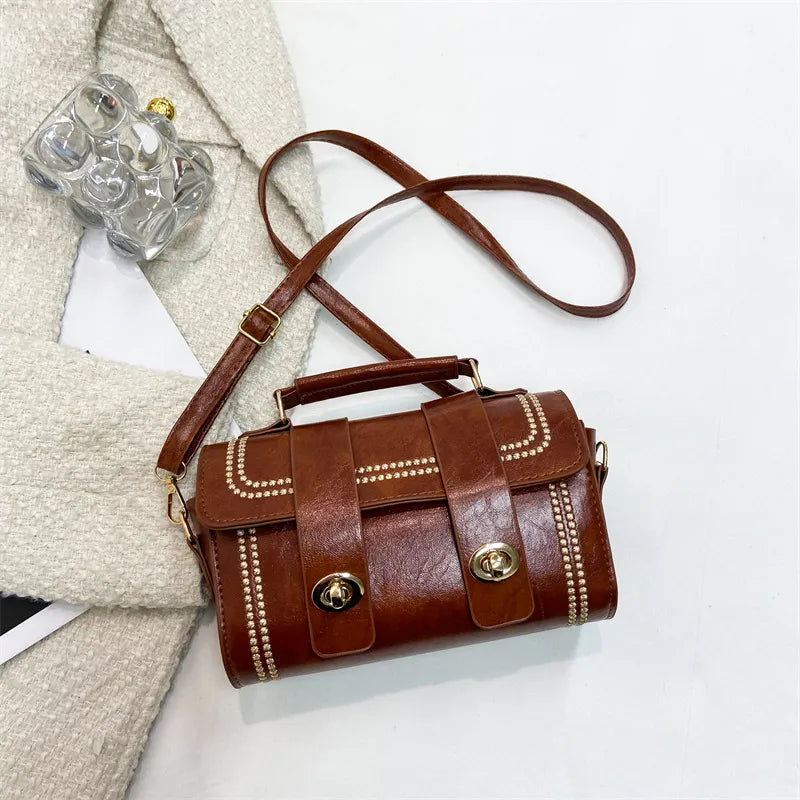 Handtasche für Damen ⎜ Vielseitige Umhängetasche mit Tragegriff und dekorativen Details für Alltag und Ausgehen