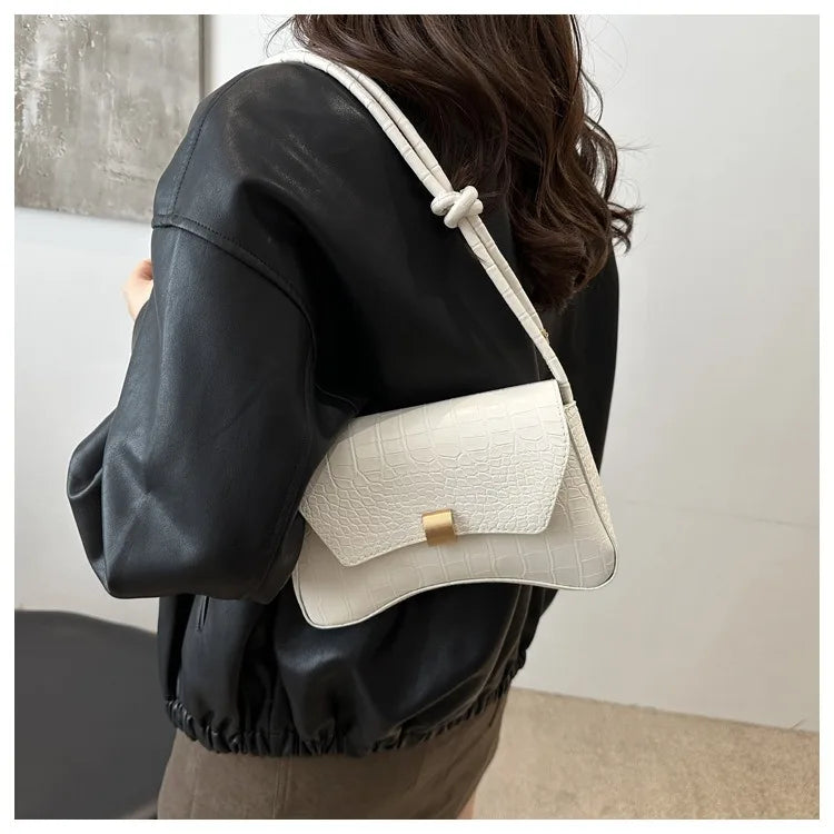 Schultertasche für Damen ⎜ Kleine Handtasche in Kroko-Optik mit Drehverschluss und elegantem Retro-Design