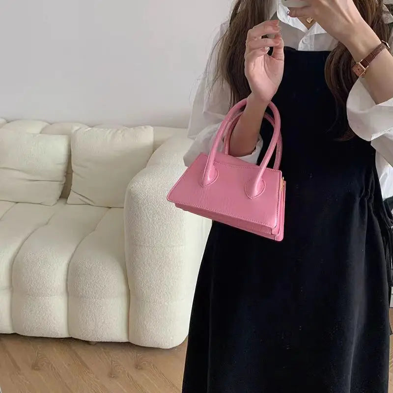 Handtasche für Damen ⎜ Kompakte Umhängetasche im Krokolook mit Tragehenkeln für stilvolle Alltags-Outfits