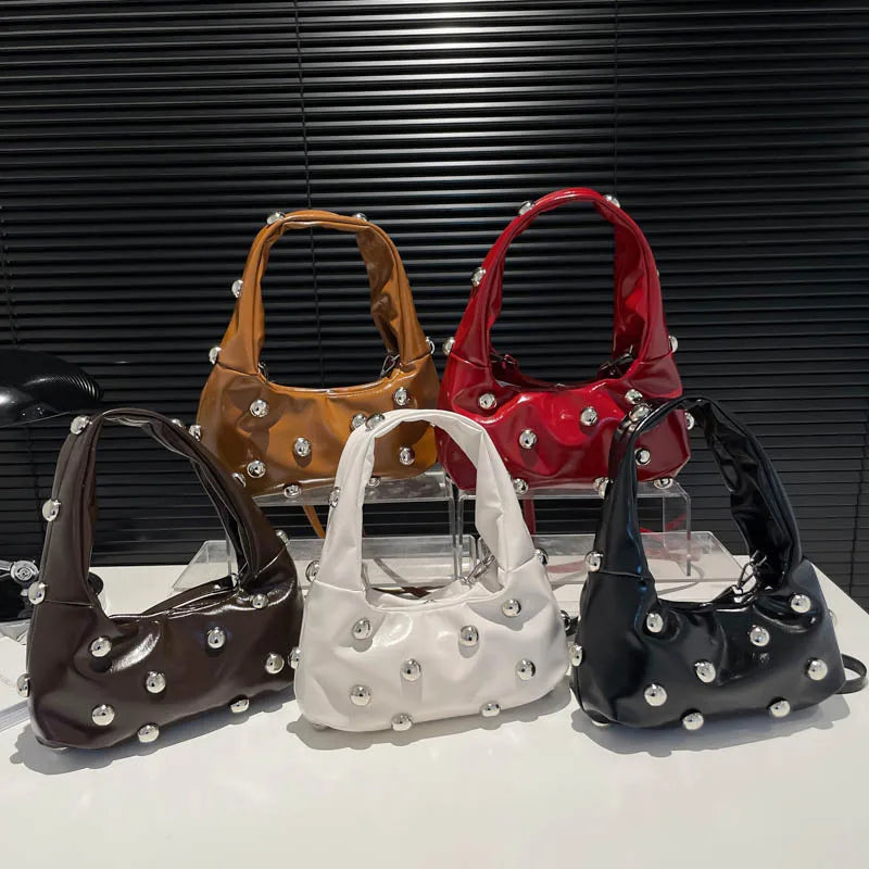 Schultertasche für Damen ⎜ Auffällige Handtasche in Lack-Optik mit Metallnieten und modernem Design