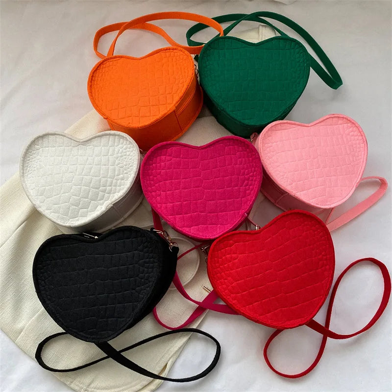Umhängetasche für Damen ⎜ Gepolsterte Schultertasche in Herzform mit Reißverschluss für Alltag und Freizeit
