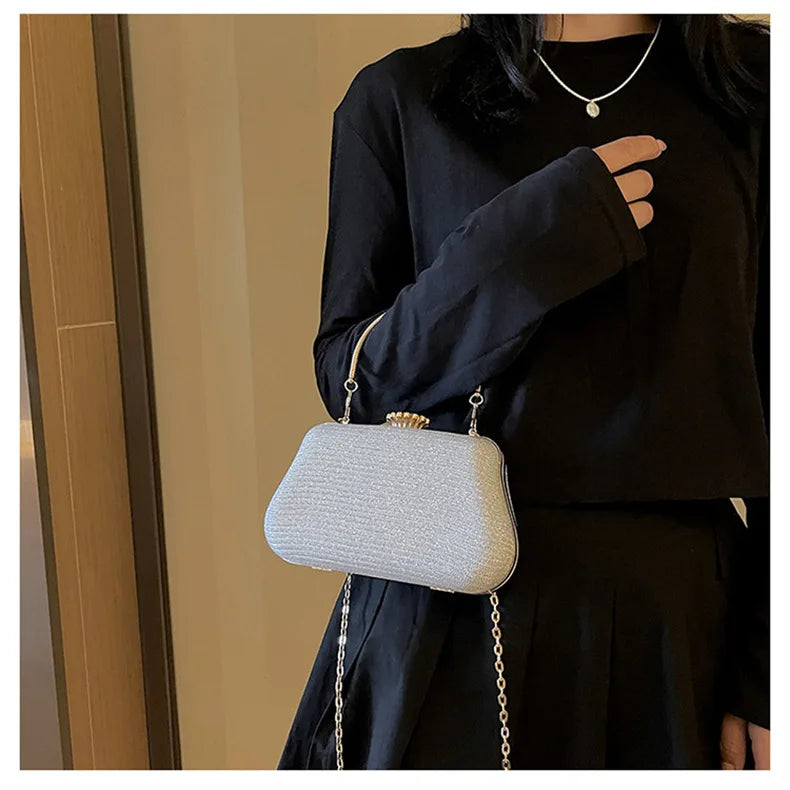 Damen Clutch mit Kette ⎜ Glänzendes Design mit Goldgriff für elegante Outfits und besondere Anlässe