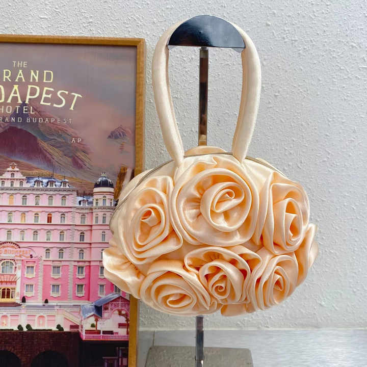 Handtasche im Blumen-Design ⎜ Elegante, Handgefertigte Tasche mit Stilvollen Rosenapplikationen