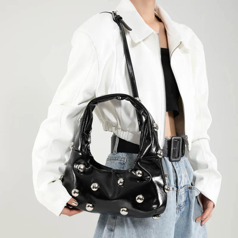 Schultertasche für Damen ⎜ Auffällige Handtasche in Lack-Optik mit Metallnieten und modernem Design