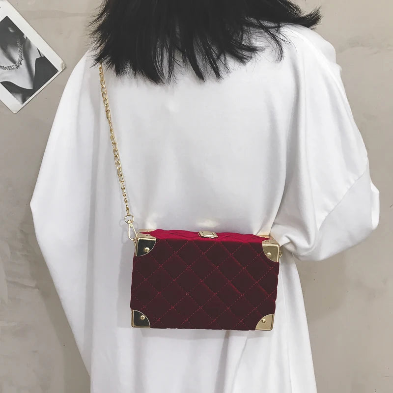 Schultertasche für Damen ⎜ Elegante Handtasche im Samt-Look mit goldenen Akzenten