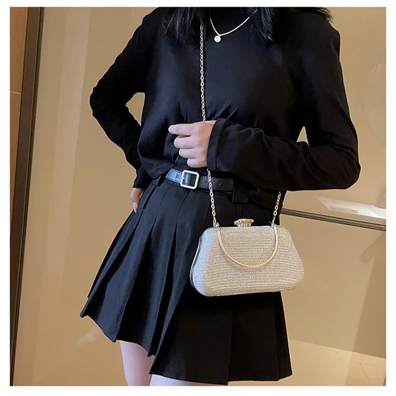 Damen Clutch mit Kette ⎜ Glänzendes Design mit Goldgriff für elegante Outfits und besondere Anlässe