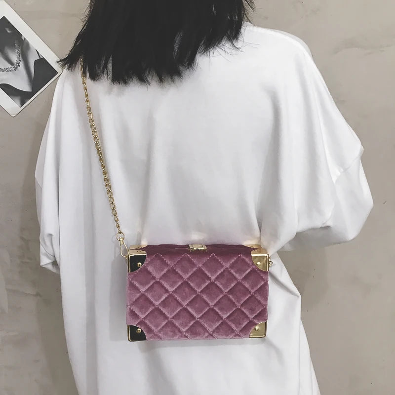 Schultertasche für Damen ⎜ Elegante Handtasche im Samt-Look mit goldenen Akzenten