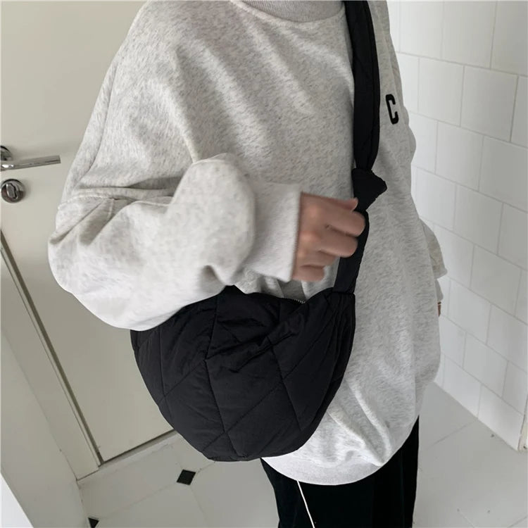Schultertasche für Damen ⎜ Gepolsterte Unterarmtasche mit Steppdesign für Alltag, Reisen und Freizeitlooks