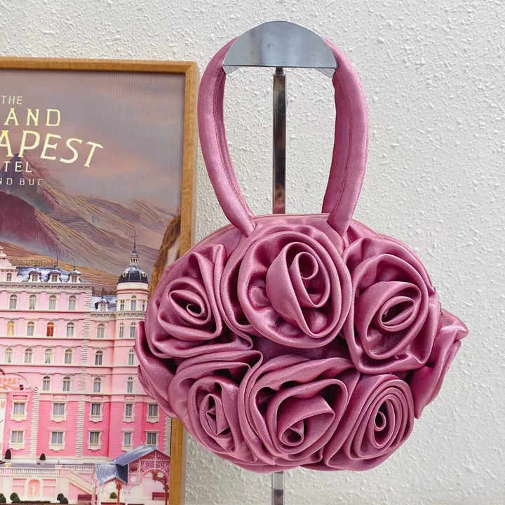 Handtasche im Blumen-Design ⎜ Elegante, Handgefertigte Tasche mit Stilvollen Rosenapplikationen
