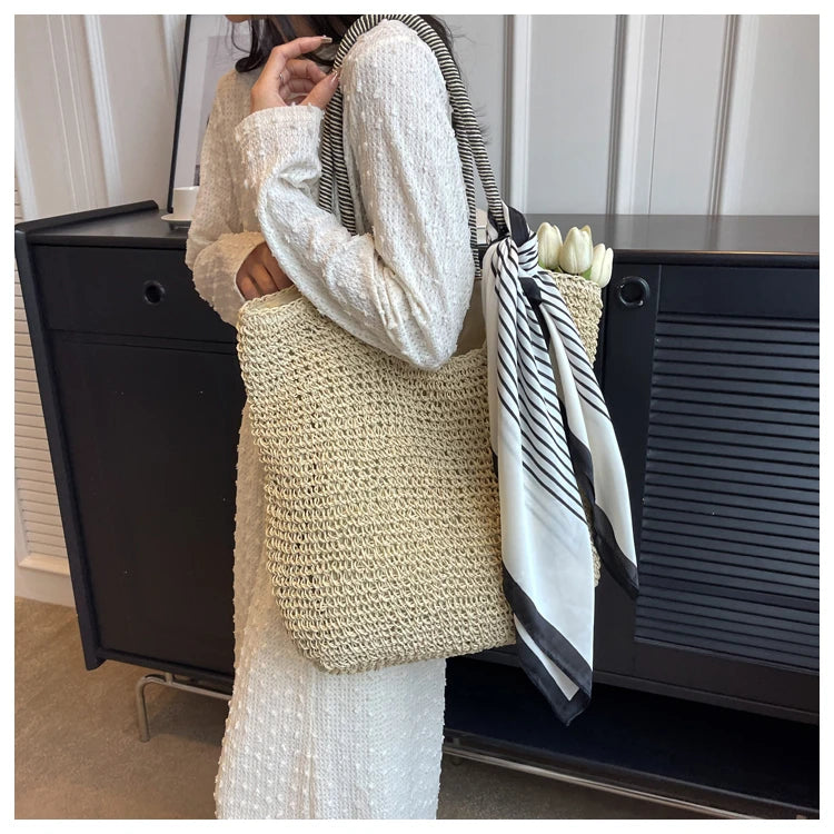 Strandtasche für Damen aus Strohgeflecht ⎜ Geräumige Schultertasche mit Tuch für Urlaub, Shopping und Sommerlooks
