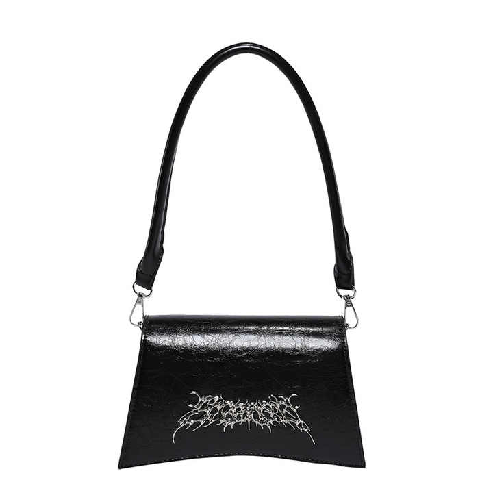Modische Umhängetasche für Damen ⎜ Trendige Tasche im Metallic-Look mit auffälligem Design und Kettenakzent