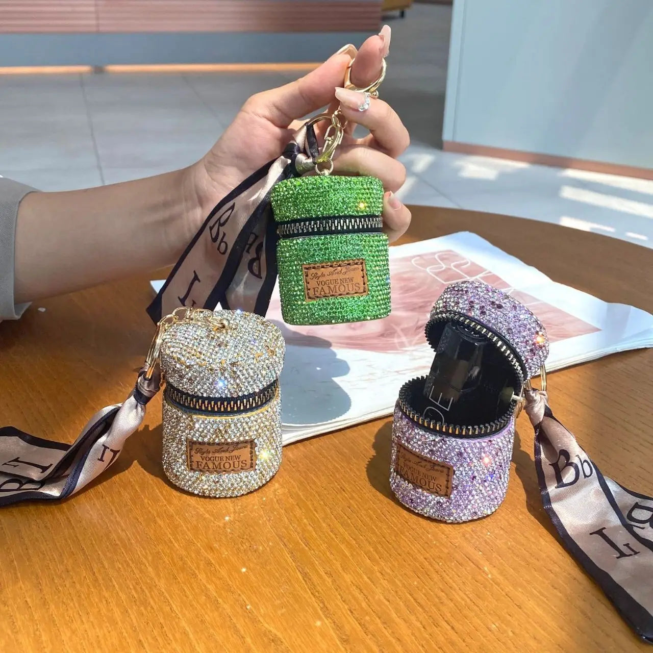 Schlüsselanhänger Münzbörse für Damen ⎜ Glitzerndes Mini-Portemonnaie mit Reißverschluss und Deko-Tuch