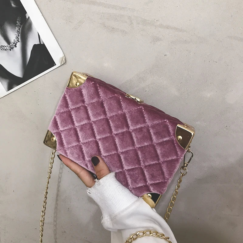 Schultertasche für Damen ⎜ Elegante Handtasche im Samt-Look mit goldenen Akzenten