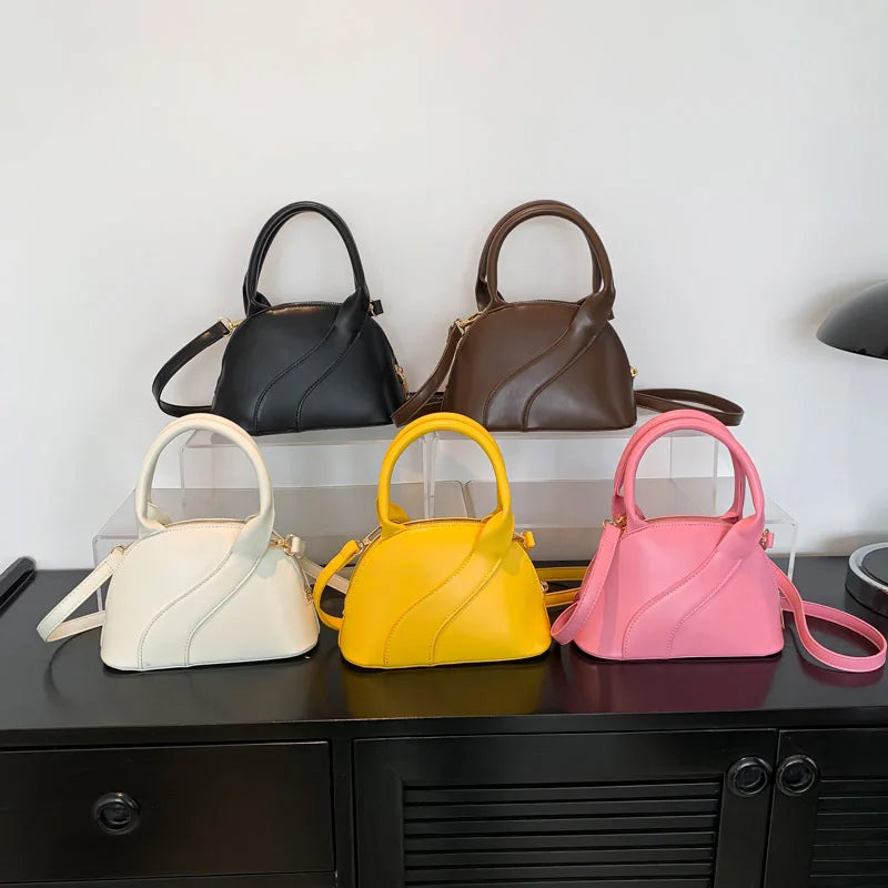 Handtasche für Damen ⎜ Kompakte Schultertasche in Muschelform mit elegantem Design für Alltag und Events