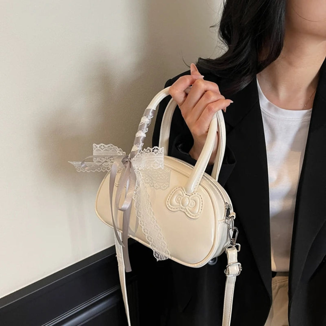 Damen Handtasche in Lackoptik ⎜ Verspieltes Design mit Schleifenakzent und kompakter Größe