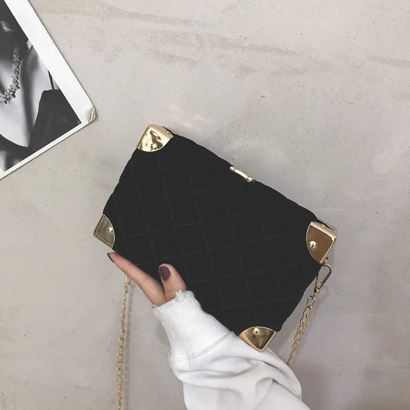 Schultertasche für Damen ⎜ Elegante Handtasche im Samt-Look mit goldenen Akzenten