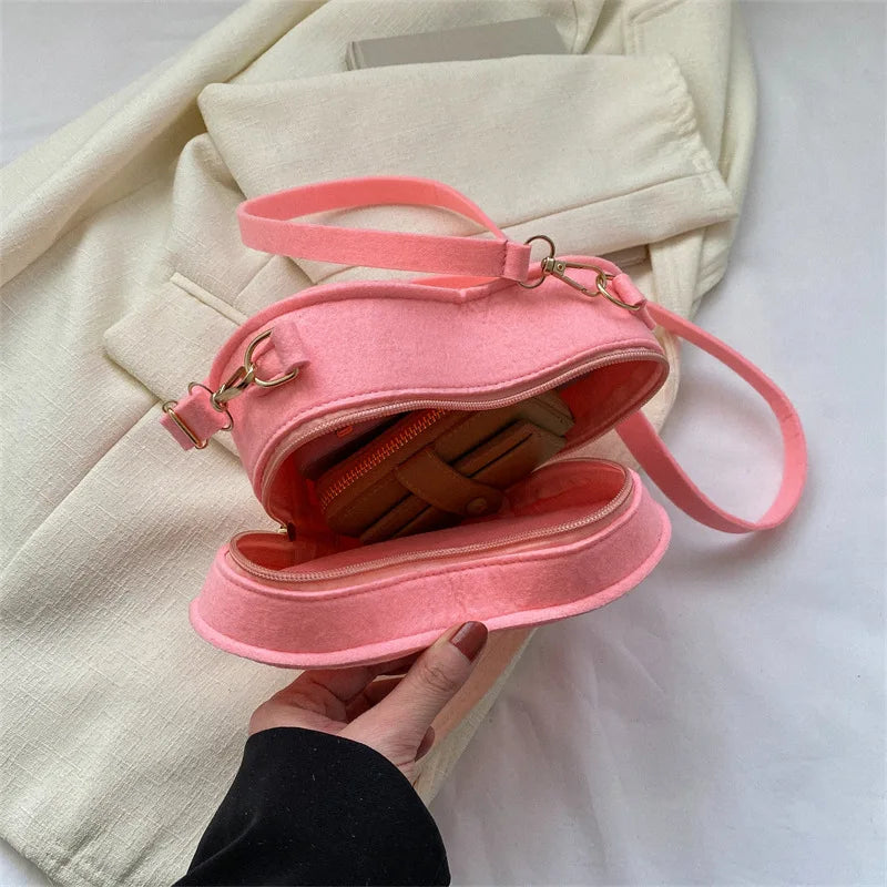 Umhängetasche für Damen ⎜ Gepolsterte Schultertasche in Herzform mit Reißverschluss für Alltag und Freizeit