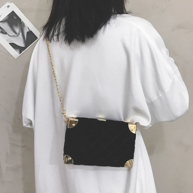 Schultertasche für Damen ⎜ Elegante Handtasche im Samt-Look mit goldenen Akzenten