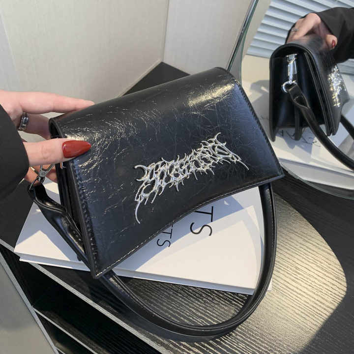 Modische Umhängetasche für Damen ⎜ Trendige Tasche im Metallic-Look mit auffälligem Design und Kettenakzent