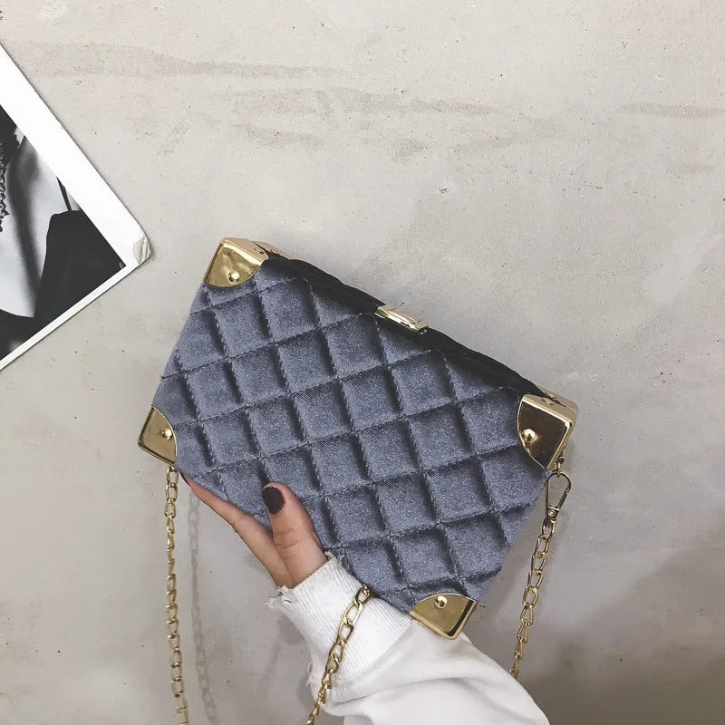 Schultertasche für Damen ⎜ Elegante Handtasche im Samt-Look mit goldenen Akzenten