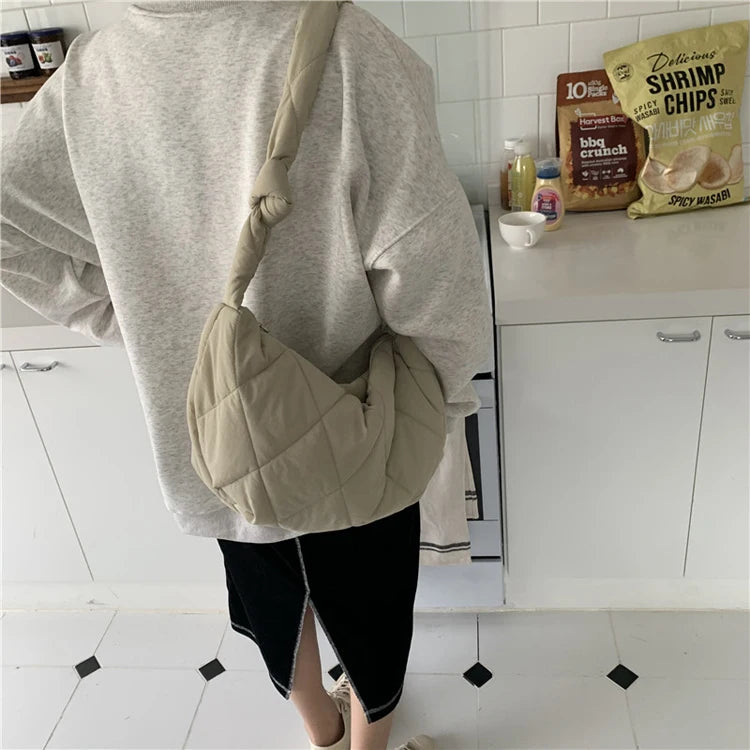 Schultertasche für Damen ⎜ Gepolsterte Unterarmtasche mit Steppdesign für Alltag, Reisen und Freizeitlooks