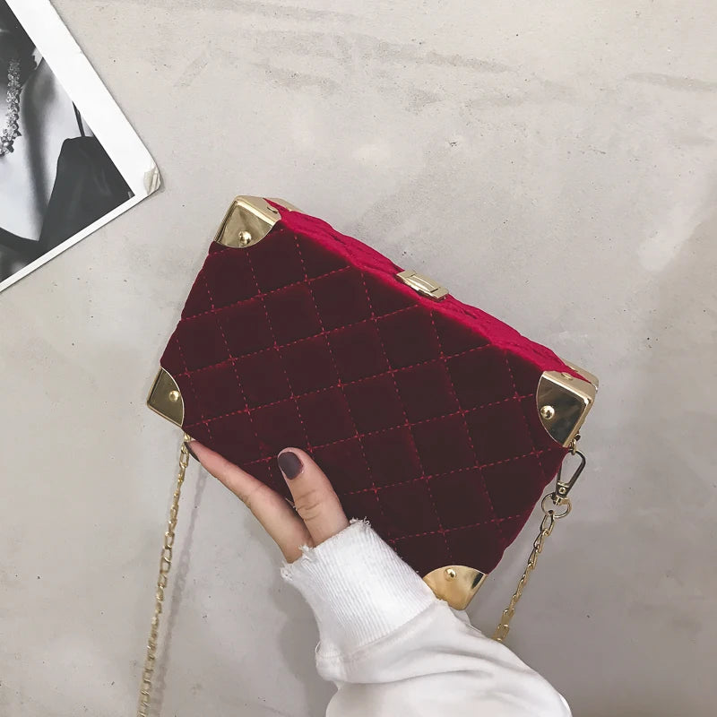 Schultertasche für Damen ⎜ Elegante Handtasche im Samt-Look mit goldenen Akzenten